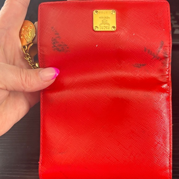 MCM limited edition, lion vintage Scarlet Wallet with charms color transfer - Picture 17 of 17
